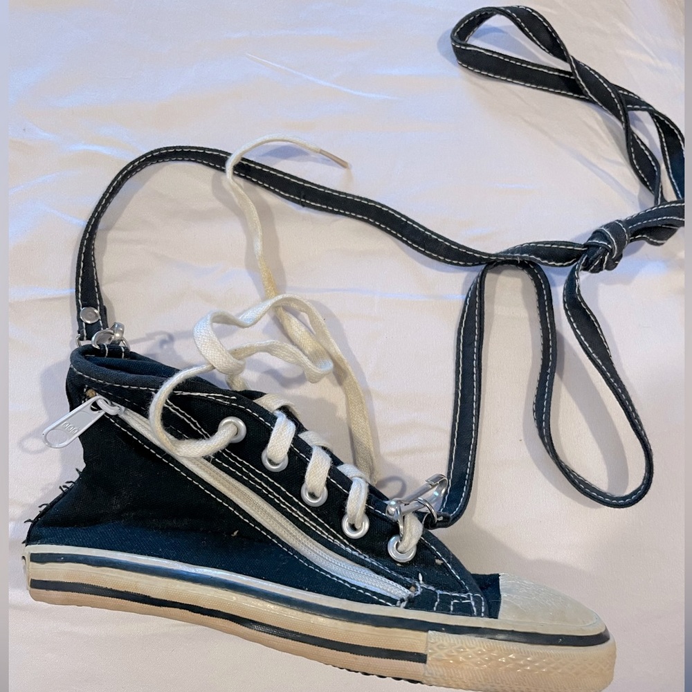 Vintage Jordache shoe shaped purse with zipper